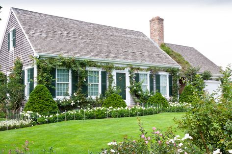 A quick primer on what makes Cape Cod architecture a distinctive and enduring popular classic American style. Cape Cod Architecture, Greek Revival Architecture, Cape Cod Cottage, Cape Cod Style House, Types Of Architecture, Cape Cod Style, Neoclassical Architecture, Cape House, Cottage Style Homes