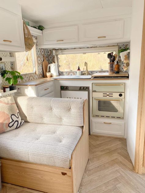 Caravan Upcycle, Caravan House, Van Inspiration, Rv Design, Camper Vintage, Camper Reno, Rv Interior Remodel, Caravan Ideas, Caravan Decor