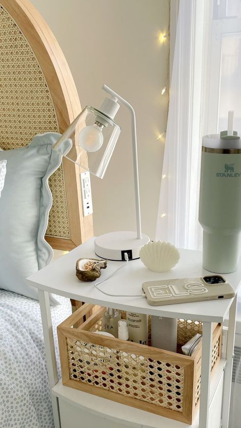 Beachy Dorm Room, Beachy Dorm, Costal Bedroom, Coastal Room Decor, Lamp Nightstand, East Coast Summer, College Dorm Room Inspiration, Beachy Room Decor, Bedding Storage