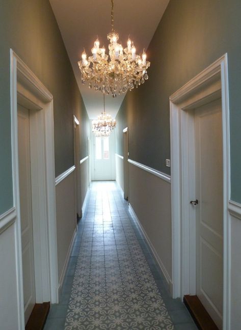 Long, narrow hallway with chandeliers Narrow Hallway Decorating Ideas, Lambriseringen Gang, Small Hallway Decorating, Modern Hallway Design, Hallway Table Decor, Hallway Chandelier, Victorian Hallway, Hallway Walls, Hallway Colours