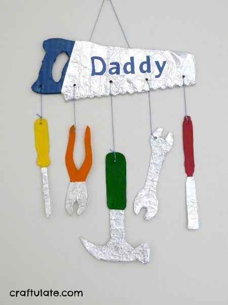 Diy Father's Day Crafts, Father's Day Craft, Fathers Day Art, Gifts From Kids, Diy Beer, Diy Easter Gifts, Cadeau Parents, Beer Holders, Diy Father's Day Gifts