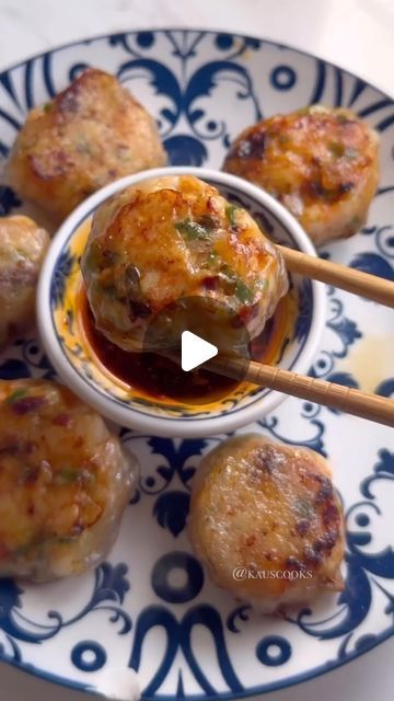 Seafood Recipes on Instagram: "Prawn rice paper dumplings 🦐🥟  🎥 by @kauscooks  Follow @cuisineocn for more 🦀 Follow @cuisinetrf for more 🥩 Follow @cuisinesnt for more 🦀🥩  Recipe: makes 10 - 5 rice paper sheets - 180g raw prawns, deveined and chopped - 3 spring onions - 2 cloves garlic - 1 tsp chilli oil (dry) or chilli flakes - 2 tsp sesame oil - 2 tsp dark soy sauce  Shop for Recipe Books in our bio 🌶️  🔥🔥🔥  #seafood #seafoodlover #food #foodie #foodiegram #instafood #delicious #prawns #dumplings #kauscooks" Baked Shrimp And Chives Rice Paper Dumplings, Prawn Rice Paper Dumplings, Baked Rice Paper Dumplings, Shrimp In Rice Paper, Pan Fried Rice Paper Rolls, Prawn Rice Paper Rolls, Rice Paper Wontons, Rice Paper Shrimp Dumplings, Rice Sheet Recipe