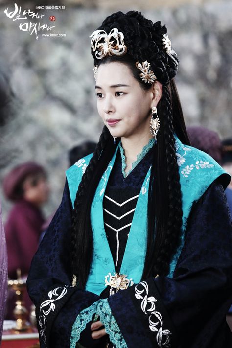 Shine Or Go Crazy Shine Or Go Crazy, Korean Dynasty, Honey Lee, Lim Ju Hwan, Oh Yeon Seo, Hanbok Traditional, Korean Traditional Clothing, Korean Traditional Dress, Korean Stuff