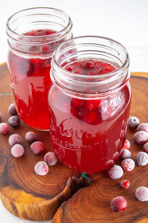 Cranberry Kombucha, Kombucha Flavors, Kombucha Scoby, Kombucha Recipe, Homemade Kombucha, Fermentation Recipes, Frozen Cranberries, Flavored Drinks, Fresh Cranberries