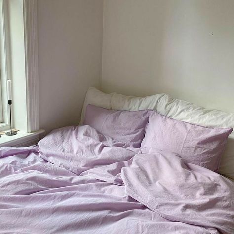 Purple Bedsheets, Purple Bedroom Aesthetic, Holding A Mirror, Lilac Room, Lilac Bedroom, Lilac Bedding, Lavender Bedroom, Lavender Bedding, Mode Purple