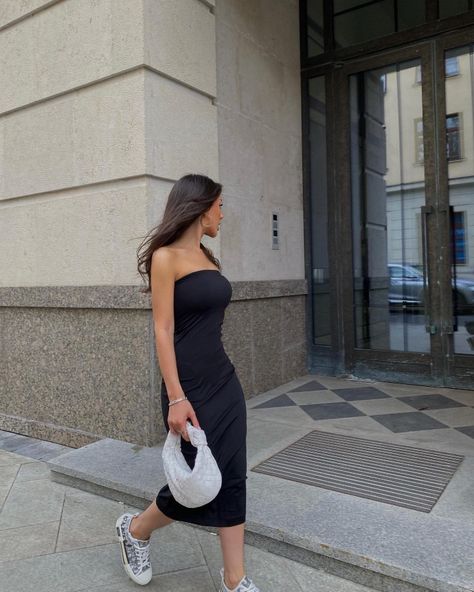 Strapless Casual Dress, Fashion 23, Korean Outfit Street Styles, Winter 23, Dress Photo, Poses Instagram, Outfit Inspo Summer, Selfie Poses Instagram, Inspo Outfit