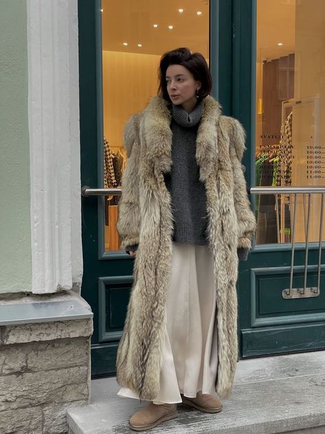 Snowy Winter Outfits, Winter Outfit 2022, Fur Outfit, Vintage Fur Coat, Fur Coat Outfit, 20k Followers, Fur Coat Vintage, Outfit 2022, Uggs Outfit