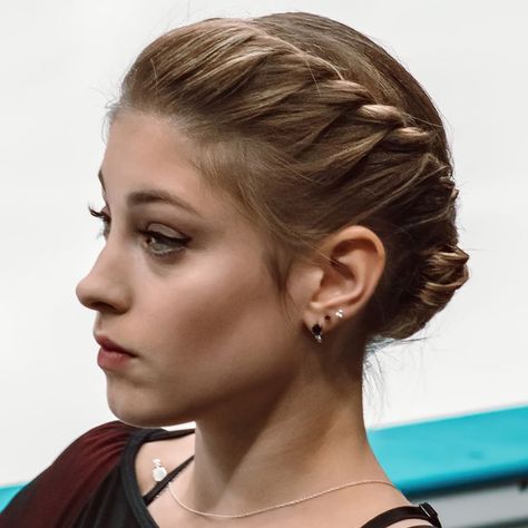 Figure Skate Hairstyle, Audition Hairstyles Dance, Ice Skater Hairstyles, Ice Skating Competition Hairstyles, Figure Skater Hairstyles, Hairstyles For Skating, Hairstyles For Figure Skating, Figure Skating Competition Hair, Cute Ballet Hairstyles