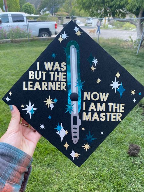 Graduation Cap inspired by Star Wars. Star Wars Masters Grad Cap, Grogu Graduation Cap, Masters Grad Cap Designs, Grad Cap Ideas Star Wars, Grad Cap Star Wars, Grad Cap For Guys, Masters Cap Ideas, Cap Decoration Graduation Men, Aerospace Graduation Cap