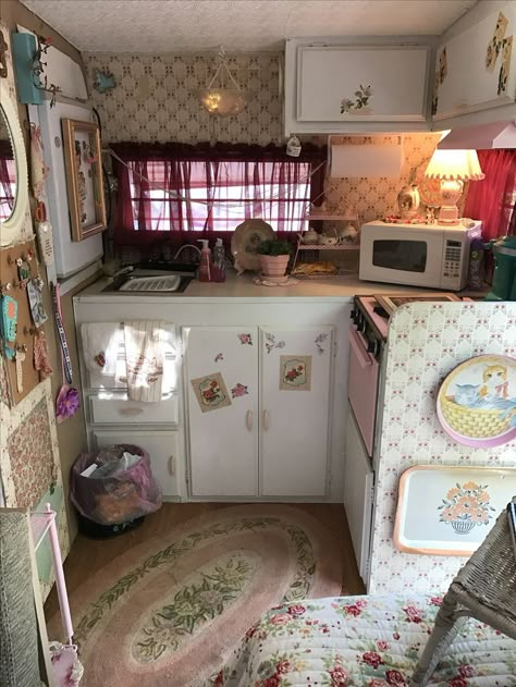 Camper Makeover, Camper Interior, Antiques And Collectibles, Pretty Room, Remodeled Campers, Trailer Park, Tiny House Living, House Room, Dream Rooms