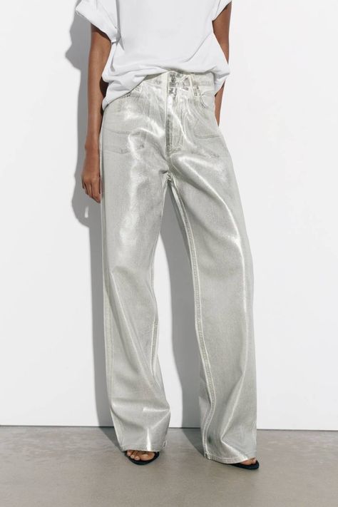 33 New-In Zara Pieces I Know Will Be the First to Sell Out | Who What Wear UK Silver Jeans Outfit, Italian Outfits Women, Zara Wide Leg Jeans, Silver Outfits, Silver Pants, Metallic Jeans, Metallic Pants, Metallic Look, Zara New