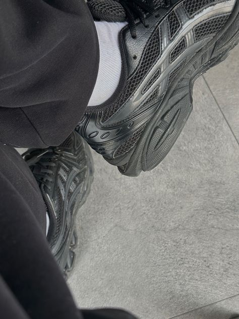 Black Asics Outfit, Black Asics, Asics Gel Kayano, Gel Kayano, Grey Outfit, Asics Gel, Black Fits, Black Outfit, Ideas Style