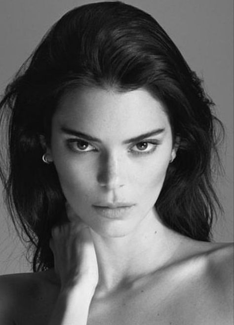 China Photoshoot, Woman Photoshoot Poses, Playful Makeup, Model Shoot Ideas, Zara Models, Kendall Jenner Face, Rich Aunt, Kendall Jenner Photos, Modeling Photoshoot