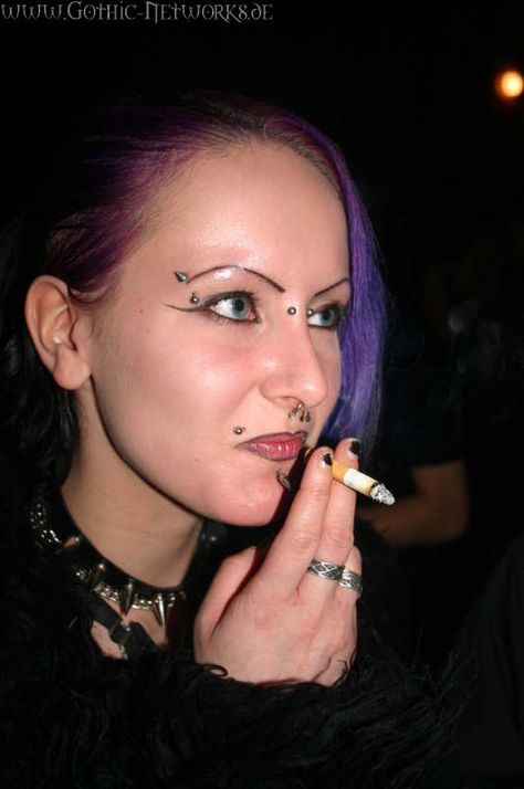 90s Piercings, 2000 Goth, Goth Pictures, Punk Piercings, Metal Piercing, 2000s Mall Goth, 2000s Goth, 90s Goth, Y2k Goth