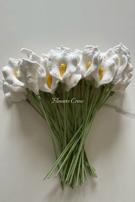 calla lily White Flowers Crochet, Crochet Wedding Bouquet Pattern, Crochet Wedding Centerpiece, Crochet White Flower, Crochet White Flowers, Crochet Wedding Decor, Crochet Wedding Decorations, Calla Lily Crochet, Crochet Lilies