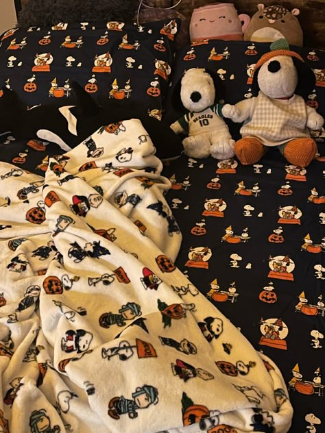 Snoopy Room Ideas, Snoopy Room Decor, Bed With Stuffed Animals, Halloween Room Decor Aesthetic, Snoopy Bedding, Snoopy Room, Snoopy Aesthetic, Snoopy Items, Fall Bedroom Decor