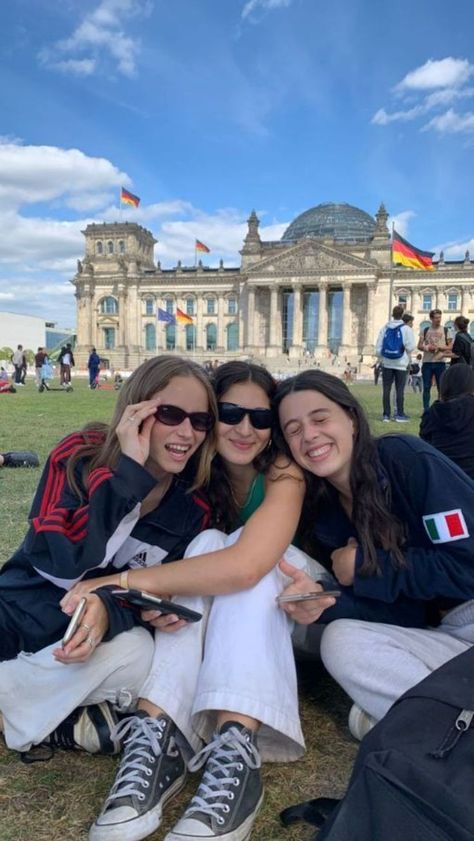 German Exchange Student Aesthetic, Family Trip Pictures, Berlin Germany Outfits Summer, School Trip Abroad, Berlin In Summer, Berlin Picture Ideas, Berlin Instagram Pictures, Europe With Friends, Berlin Photo Ideas