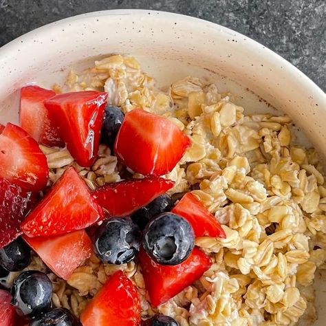 Kanbe's Markets on Instagram: "🍓Ending #nationalberrymonth on a high note! Get ready for the school season with our delightful Overnight Oats, a delicious recipe created in collaboration with @inquiringchef, featuring @driscollsberry ‘s from our Healthy Corner Stores! 🥣🍓 Quick, nutritious, and oh- so-delicious! 👇Full recipe below 👇 🫐Overnight Oats with Fresh Berries and Honey🍯 Makes 4 servings 3 cups old-fashioned rolled oats 2 1/2 cups of milk, any type 4 teaspoons of honey, plus extra for drizzling pinch of cinnamon 2 cups fresh berries optional extra toppings like nuts, peanut butter, shredded coconut, dark chocolate chips, or dried fruit Pour the oats into a bowl to make one large batch or divide between four jars to make individual servings. Pour the milk over the oats until th Individual Servings, School Season, Shredded Coconut, Fresh Berries, Dark Chocolate Chips, Rolled Oats, Type 4, Overnight Oats, Dried Fruit