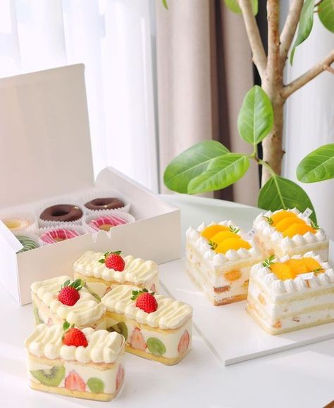 high quality transparent ps plastic acrylic cake dessert tiramisu candy biscuit cookie snack box with lid Dessert Boxes Packaging, Cake Boxes Packaging, Birthday Cake Brownies, Sushi Box, Korean Dessert, Fruit Pastries, Tiny Cakes, Dessert Packaging, Dessert Boxes