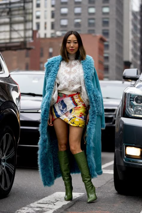 Maximalism Fashion, Casual Couture, New York Fashion Week Street Style, Walking Down The Street, Woman Walking, Green Boots, Nyfw Street Style, Moda Chic, Looks Party