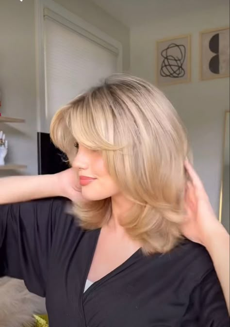 Mid Length Blonde Hair 90s, Short Hair With Movement, Hairstyles For Long Necks, Women’s Layered Hairstyles, Right Below Shoulder Length Hair, Cute Haircuts For Blondes, Mis Length Haircut, Styling Short Hair With Layers, Sabrina Carpenter Short Hair