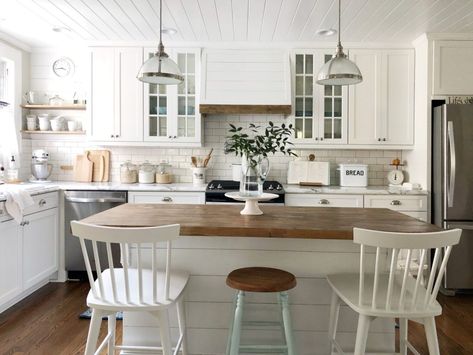 Farmhouse Style Bar Stools, Farmhouse Bar Stools, Casa Country, Farmhouse Kitchen Design, Southern Home, Farmhouse Style House, Counter Tops, Easy Home Decor, White Cabinets