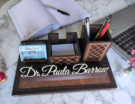 Functional wooden table nameplate provides you convenience with its special design. All duty Nameplate with Business Card Holder completes the decoration of your table. It puts an end to the complexity of your desk and allows you to keep your desk organized. Make your name and title stand out with a special nameplate. Our product is made of 1st class MDF material. Table size: 30 cm X 20 cm X 2 cm Nameplate Size: 25 cm X 4 cm X 7-8 cm Notepad Place: 9.5 cm X 9.5 cm X 6 cm Doctor Name Plate, Nameplate Design, Realtor Signs, Doctor Names, Name Plate Design, Name Blocks, Custom Name Sign, Desk Name Plate, Desk Name