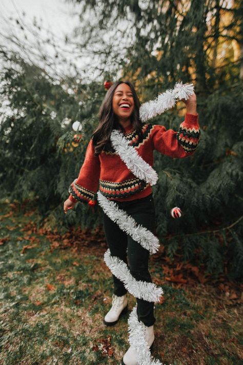 8 Winter Photo Props You Can Use for Photos - Emma's Edition Christmas Photo Shoot Ideas For Women, Crismas Outfits Women, Christmas Photoshoot Woman, Winter Photo Outfits, Cute Winter Photoshoot Ideas, Winter Photo Ideas Instagram, Photo Shoot Ideas For Women, Winter Shoot Ideas, Winter Photo Shoot Ideas