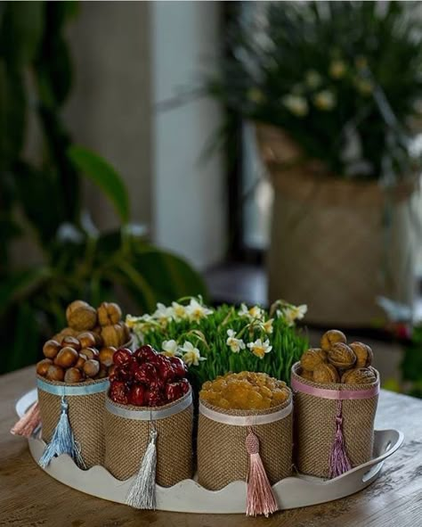 Norooz Crafts, Nowruz Crafts, Date Recipes Desserts, Norooz Design, Nowruz Table, Haft Seen, Food Bouquet, Chocolate Crafts, Baby Shower Deco