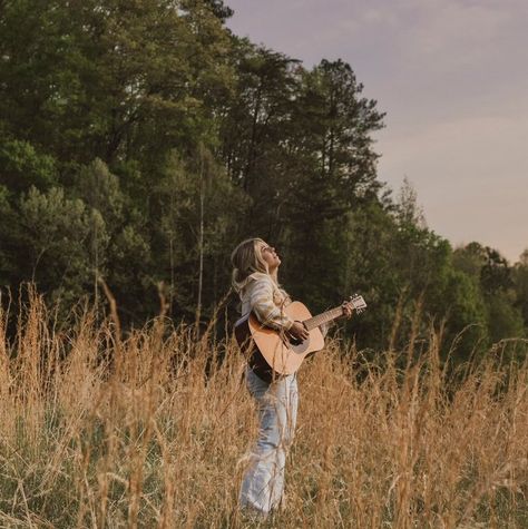 Senior Guitar Photos, Lainey Wilson Photoshoot, Folk Pop Aesthetic, Country Guitar Aesthetic, Singer Senior Pictures, Anne Wilson Aesthetic, Senior Picture Ideas With Guitar, Anne Wilson Wallpaper, Country Music Photoshoot