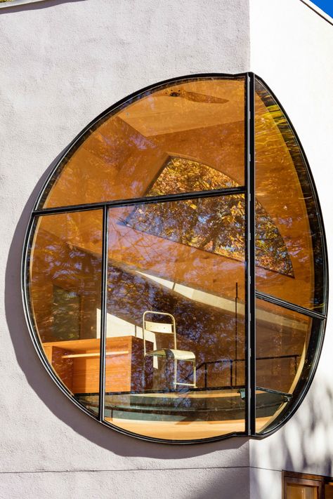 Ex Of In House, A Compact And Experimental Cabin And Artist Retreat By Steven Holl Architects - IGNANT Cool Windows Architecture, Curve Architecture, Curved Windows, Spa House, Circle Window, Artist Retreat, Dolly House, City View Apartment, Window Architecture