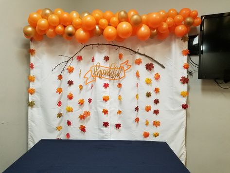 Diy Fall Backdrop Ideas, Thanksgiving Photo Op, Thanksgiving Photo Backdrop, Fall Photo Booth, Birthday 25, Pumpkin Balls, Fall Backdrops, Thanksgiving Snacks, Thanksgiving Photos