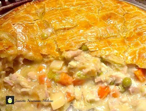 DELICIOUS Turkey Pot Pie, Look at that pie crust! I would also make this using chicken and ham together (great combo!) Oh my! Turkey Pot Pie Recipe, Turkey Pie, Comfort Food Chicken, Turkey Pot, Turkey Pot Pie, Leftover Turkey Recipes, Cooking Tutorials, Pot Pies Recipes, Thanksgiving Leftovers