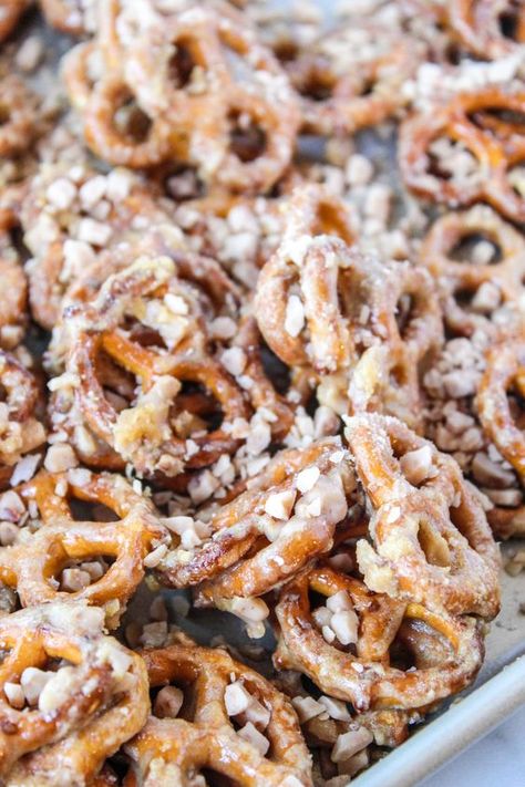 Butter Toffee Pretzels, Toffee Pretzels, Pretzel Toffee, Toffee Recipe, Butter Toffee, Candy Recipes Homemade, Christmas Candy Recipes, Snack Mix Recipes, Christmas Snacks