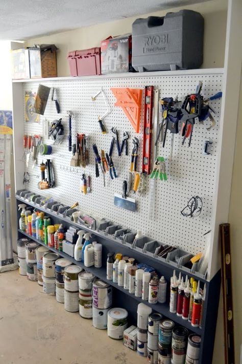 Garage Pegboard Wall (#buildit plans via @uglyducklingDIY) Garage Pegboard, Garage Wall Organizer, Pegboard Garage, Interior Ikea, Pegboard Wall, Pegboard Storage, Garage Floor Paint, Pegboard Organization, Garage Remodel