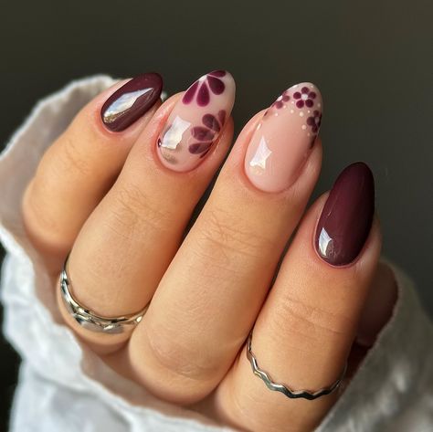 BY JESS NAIL ARTIST | Autumnal florals 🤎🌸 @nailorder Dura Gel @magpie_beauty Cherry Pie Mrs Mulberry Tweedle Dee Cat Got The Cream @nails_luxeofficial… | Instagram Autumnal Nails Biab, Burgundy Floral Nails, Mulberry Nails, Berry Nails, Plum Nails, Wine Nails, Tweedle Dee, Simple Fall Nails, Sunflower Nails