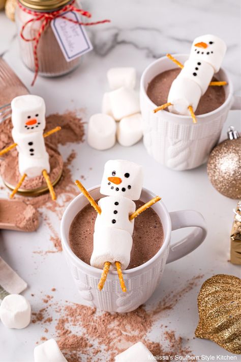 This oh-so-easy Hot Chocolate Mix topped with homemade floating snowmen is perfect for DIY family projects and homemade gift giving #hotchocolatemix #hotcocoa #hotchocolaterecipe #easyhotcocoa #hotchocolate #DIY #homemadegifts #chocolate Marshmallow Snowmen, Coco Bar, Powder Coffee Creamer, Hot Chocolate Mix Recipe, Homemade Hot Chocolate Mix, Marshmallow Snowman, Chocolate Pack, Hot Cocoa Recipe, White Chocolate Bar