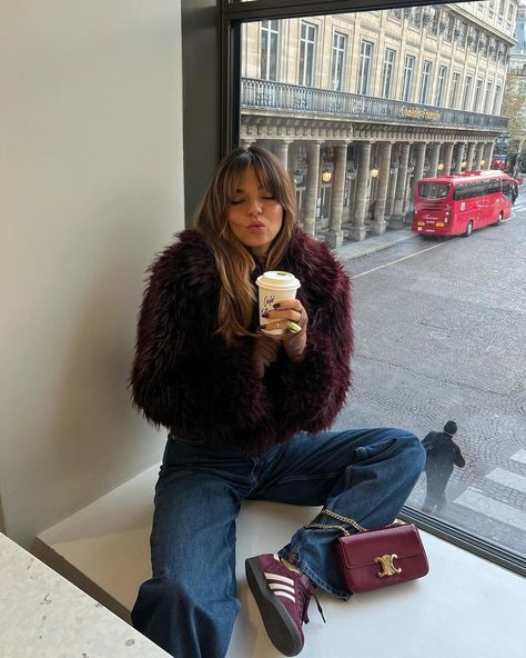 Julia Benz (@julia_benzy) • Instagram photos and videos Short Fur Coat Outfit, Short Winter Coat, Red Fur Coat, Purse Outfit, Burgundy Outfit, Adidas Campus 00s, Faux Fur Cropped Jacket, London Outfit, Coat Outfit