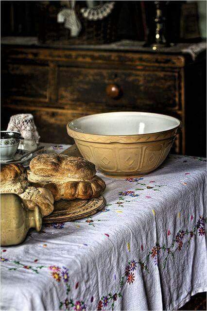 . Table Presentation, Casa Country, Fresh Bread, Country Charm, Cheap Decor, Cheap Home Decor, High Tea, Country Kitchen, Country Cottage