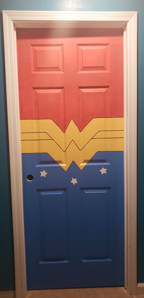 Wonder woman little girl room door ! Woman Room Decor, Wonder Woman Decorations, Wonder Woman Diy, Wonder Woman Party, Trendy Door, Superhero Room, Wonder Woman Art, Superhero Kids, Ladies Room