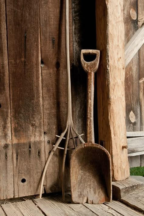 Old farm implements.....have loved these since I was a child...not sure why, but aren't they wonderful? Farm Tools, Antique Tools, Primitive Antiques, Farms Living, Old Tools, Photography Classes, Vintage Tools, Old Barns, Old Farm