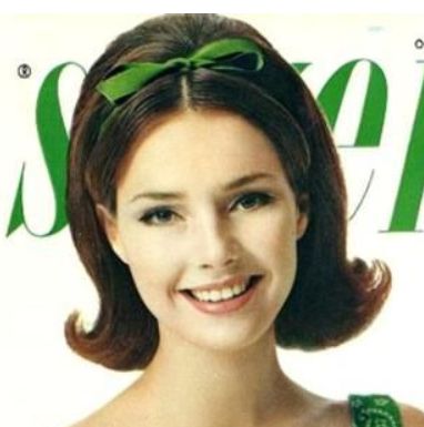 Flip hairstyle with green bow headband 60s Gogo Hairstyles, 60s Hair With Bow, 1960s Hair Headband, 1950s Headband Hairstyles, Hairstyles 1960s For Women, 1956 Hairstyles, 1960s Hair Accessories, 1960 Hairstyles Short, 60's Flipped Hair