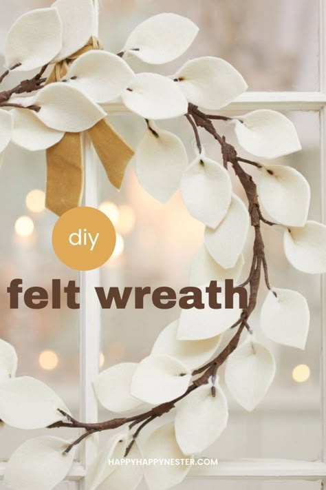 Diy Felt Wreath How To Make, White Felt Wreath, Felt Wreath Tutorial, Felt Flower Christmas Wreath, Felt Christmas Wreaths & Garlands, Felt Wreath Ideas, Winter Felt Wreath, Felt Winter Wreath, Felt Leaf Wreath Diy