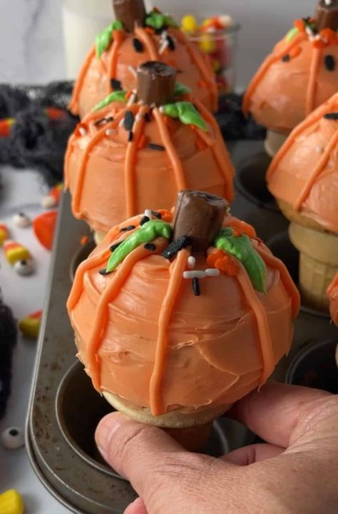 Cone Cupcakes, Ice Cream Cone Cupcakes, Cake In A Cone, Pumpkin Cupcake, Cupcake Cones, Fall Parties, Pumpkin Ice Cream, Pumpkin Desserts, Fun Halloween Food