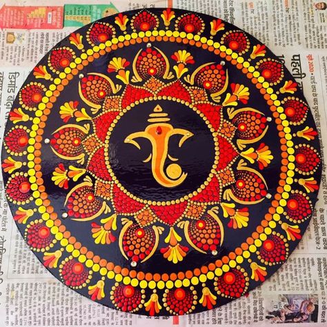 Ganesha Mandala Dot Painting, Mandala Art On Circle Canvas, Lippan Art God, Sora Painting, Mirror Mandala, Diwali Painting, Mirror Canvas Art, Painted Mirror Art, Thali Decoration