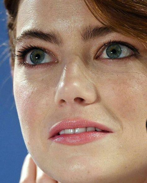 Emma Stone Eyes, Emma Stone Makeup, Stone Makeup, Emily Stone, Bad Skin, Perfect Red Lipstick, Beautiful Freckles, Celebrity Skin, Natasha Romanoff