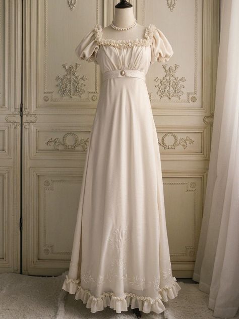 Immerse yourself in the elegance of the Regency era with this exquisite cream Bridgerton-inspired dress. Perfect for brides and special occasions, this gown combines vintage charm with luxurious details, making it a timeless addition to your wardrobe. Elegant Design: Featuring a classic Regency silhouette, this dress b Regency Silhouette, Regency Era Dress, Bridgerton Dresses, Regency Dresses, Antoinette Dress, Elegant Long Dress, Champagne Evening Dress, Wedding Dresses High Low, Floral Applique Dress