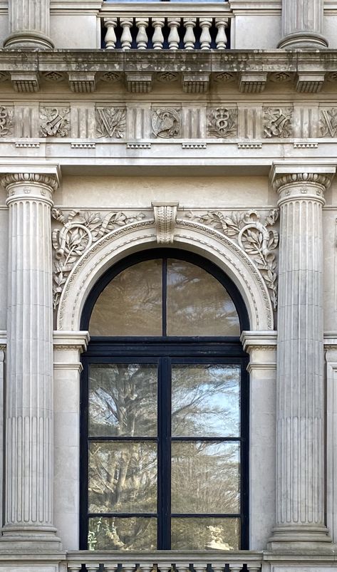 I love the detail on these columns.  Doric style column,  Mutule and corona on Doric freeze and metopes of Hermès ,  the staff of Hermes and a large “V”. Robert Morris Hunt, The Breakers , Newport Roman Facade Design, Neoclassic Wall Design, Doric Architecture, Arched Colonnade, Neoclassical Windows, Staff Of Hermes, Gothic Column Architecture, Ornamental Molding, Baroque Architecture Detail