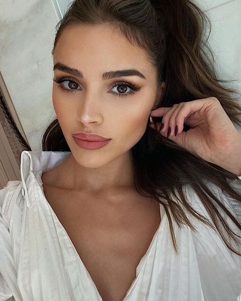 Olivia Culpo on Instagram: “28 days, 07 hours, and 46 minutes left until 2021 but who’s counting? 🥴” Olivia Culpo Makeup, Olivia Culpo Hair, Olivia Culpo Style, Natural Glowy Makeup, Eyes Brown, Hair Color Auburn, Olivia Culpo, Kiss Makeup, Bridal Hair And Makeup