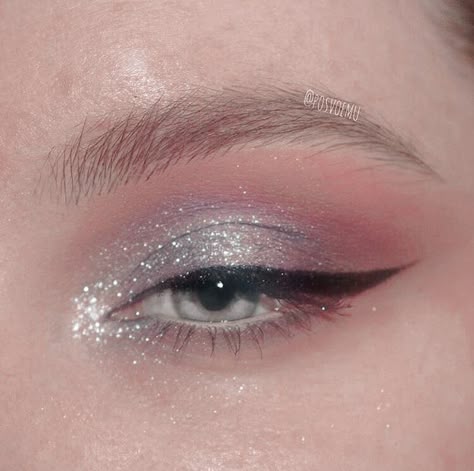 Frosty Blue Makeup, Irredescent Eye Makeup, Gliterry Eye Makeup, Glittery Prom Makeup, Silver And Pink Makeup, Glittery Eyeshadow Looks, Space Themed Makeup, Ethereal Eye Makeup, Glitter Eye Makeup Looks